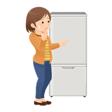 冷蔵庫の前で困る一般女性